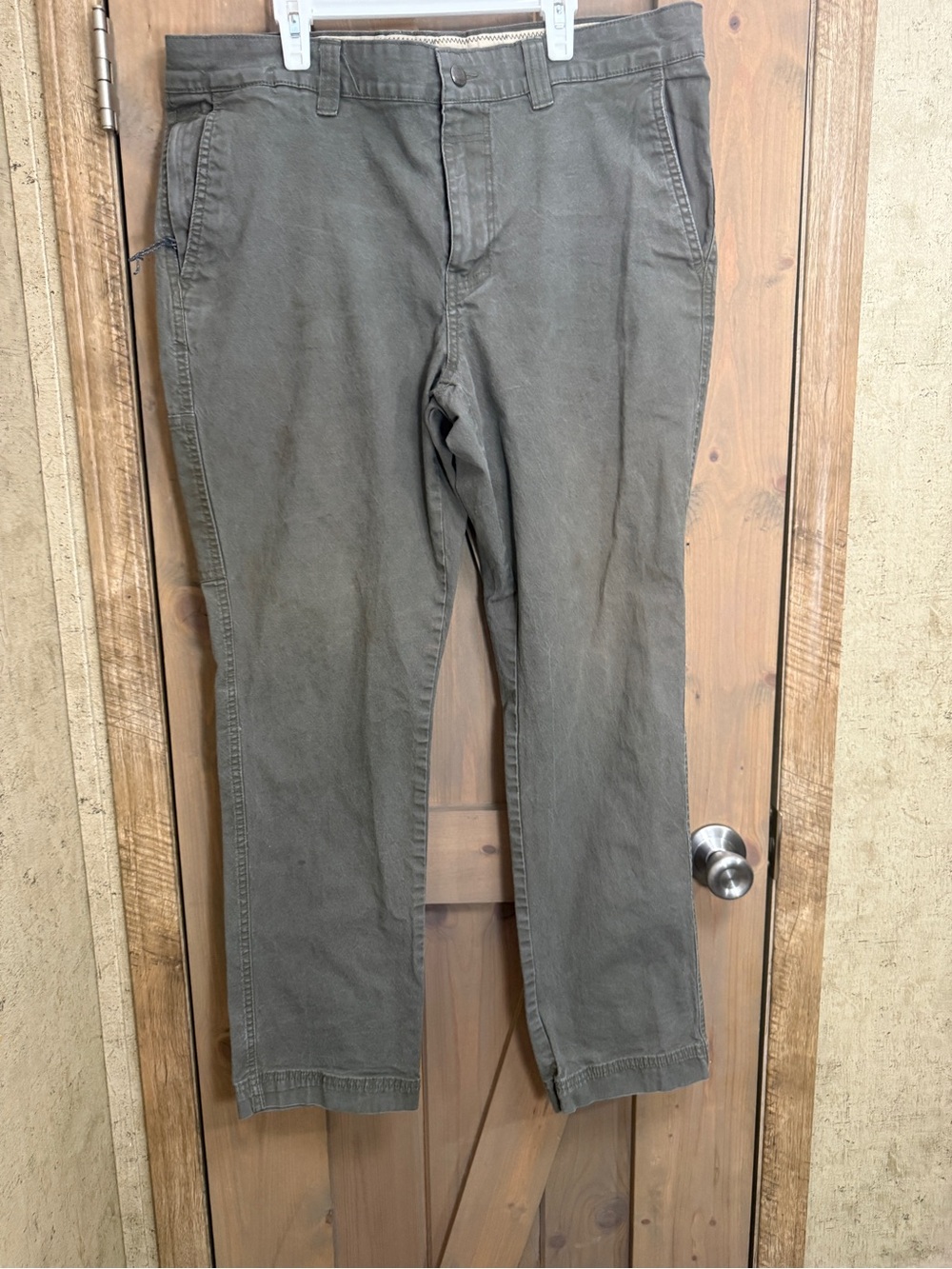 Columbia Men's Chino Pants in Olive